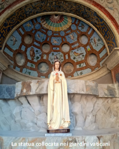 Statua di Maria Rosa Mistica in Vaticano